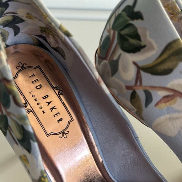 Women's Izbelip Floral Pointed-Toe Pumps - Picture 2 of 4